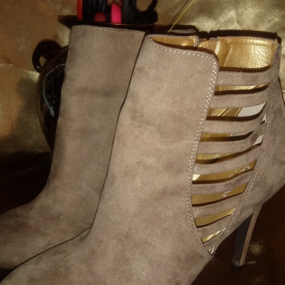 Heels - Picture 2 of 2